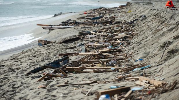 Sisa-sisa kapal dari Turki yang tenggelam di lepas pantai Crotone. Di Steccato di Cutro, dekat Crotone, di Calabria, Italia selatan, sebuah tragedi terjadi di laut, 63 migran meninggal karena tenggelam, termasuk beberapa anak, akibat badai yang menghancurkan kapal tempat mereka tiba di Calabria . Tampaknya ada sekitar 250 orang di kapal itu. 81 selamat dengan berenang ke pantai. (Alfonso Di Vincenzo/KONTROLAB/LightRocket via Getty Images)