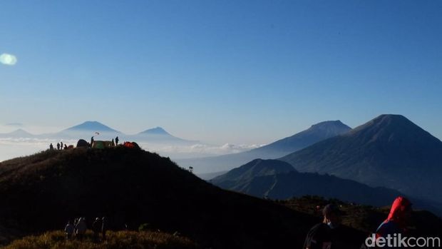 Suasana di kawasan puncak Gunung Prau, Wonosobo.