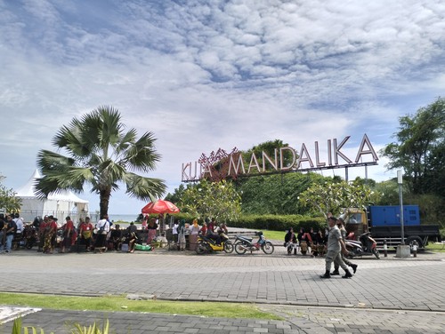 Suasana di Pantai Kuta Mandalika dua hari jelang balapan WSBK, Rabu (1/3/2023). Foto: Ahmad Viqi/detikBali.
