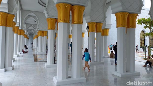 Suasana Masjid Raya Sheikh Zayed, Solo, Rabu (1/3/2023).