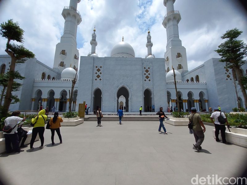 Suasana Masjid Raya Sheikh Zayed, Solo, Rabu (1/3/2023).