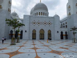Alhamdulillah! Masjid Raya Sheikh Zayed Siapkan 4000 Takjil Harian selama Ramadhan