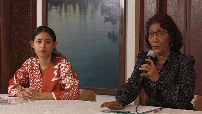 JAKARTA, INDONESIA - MARCH 01: Susi Pudjiastuti the owner Susi Air and former Minister of Marine and Fisheries Affair (L) talks to press members regarding the abduction of the pilot of Susi Air New Zealand citizen named Philips Merhtens in the central highlands of Papua on Feb 7, by West Papua National Liberation Army (TPNPB) in Jakarta, Indonesia on March 01, 2023. (Photo by Firdaus Wajidi/Anadolu Agency via Getty Images)