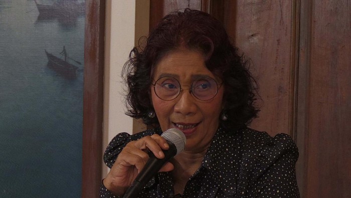 JAKARTA, INDONESIA - MARCH 01: Susi Pudjiastuti the owner Susi Air and former Minister of Marine and Fisheries Affair (L) talks to press members regarding the abduction of the pilot of Susi Air New Zealand citizen named Philips Merhtens in the central highlands of Papua on Feb 7, by West Papua National Liberation Army (TPNPB) in Jakarta, Indonesia on March 01, 2023. (Photo by Firdaus Wajidi/Anadolu Agency via Getty Images)