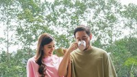 Tak kalah romantis, momen antara Syahnaz dan Ritchie Ismail saat kopi bar ini turut membuat Netizen boper. Keduanya berpose kompak sambil memegang cangkir kopi. Foto: Instagram @syahnaz