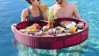 Liburan ke Bali, keduanya menikmati floating breakfast di kolam renang di tempat hotelnya menginap. Syahnaz tampak asyik menikmati es jeruk. Foto: Instagram @syahnaz