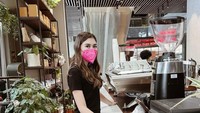 Syahnaz pernah mengungkap kecintaanNya pada kopi. Salah satunya terbukti lewat foto ketika ia nongkrong di kafe seperti pada foto ini. Foto: Instagram @syahnaz