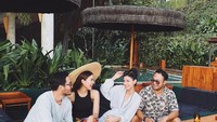 Di Instagram nya, Syahnaz juga membagi kan momen bersama Sang suami ketika nongkrong di Potato Head Bali. Keduanya juga mengajak dua orang teman untuk bergabung. Foto: Instagram @syahnaz