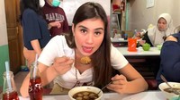Syahnaz pun dikenal sebagai sosok yang rendah hati. Ia berkata Gensi ketika makan bakso di warung kaki lima. Foto: Instagram @syahnaz
