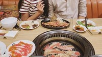 Keromantisan antara keduanya pun terlihat sejak lama. Ini mau menjadi mereka ketika makan di restoran all you can eat. Foto: Instagram @syahnaz