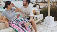 Tak hanya itu, ketika di Bali keduanya pun mampir ke beach club milik Sang kakak yakni Mari Beach Club. Syahnaz dan Ritchie Ismail terlihat seperti pasangan ABG. Foto: Instagram @syahnaz