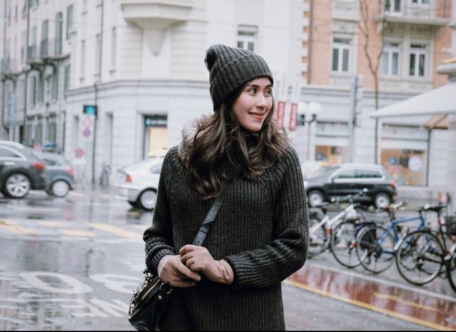 Syahnaz sendiri saat ini diketahui sudah menikah dan memiliki 2 orang anak. Meskipun sudah memiliki anak namun penampilan Syahnaz masih terlihat bak ABG. Foto: Instagram/@syahnazs