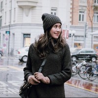 Syahnaz sendiri saat ini diketahui sudah menikah dan memiliki 2 orang anak. Meskipun sudah memiliki anak namun penampilan Syahnaz masih terlihat bak ABG. Foto: Instagram/@syahnazs