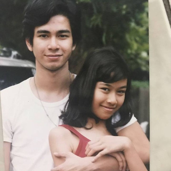 Lahir dari pasangan Munawar Ahmad dan Amy Qanita, sejak kecil Syahnaz memang terlihat sudah dekat dengan kakaknya, Raffi Ahmad. Begini potret keduanya saat masih remaja. Foto: Instagram/@syahnazs