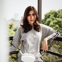 Gemar berpose dan mengenakan pakaian stylish, gayanya pun kerap mencuri atensi. Bahkan kini penampilannya dipuji semakin cantik. Foto: Instagram/@syahnazs