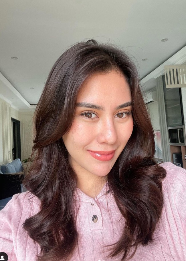 Belakangan Syahnaz kembali mencuri perhatian karena wajahnya yang dinilai berubah. Tak sedikit netizen yang kemudian menduga jika istri Jeje Govinda itu telah melakukan oplas pada wajahnya. Foto: Instagram/@syahnazs