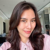 Belakangan Syahnaz kembali mencuri perhatian karena wajahnya yang dinilai berubah. Tak sedikit netizen yang kemudian menduga jika istri Jeje Govinda itu telah melakukan oplas pada wajahnya. Foto: Instagram/@syahnazs