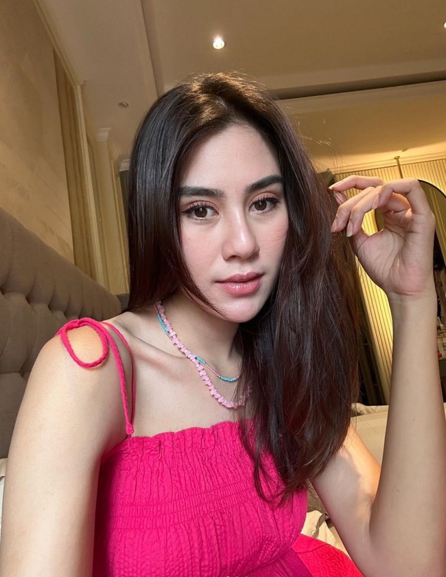 Dalam foto unggahan terbaru, Syahnaz berhasil membuat banyak netizen pangling. Kok beda. Jadi pangling, komentar salah seorang netizen. Foto: Instagram/@syahnazs