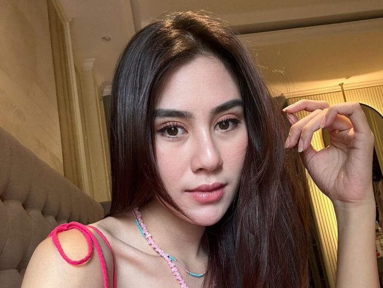 7 Gaya Syahnaz Sadiqah Wajahnya Disebut Berubah, Dituding Operasi Plastik