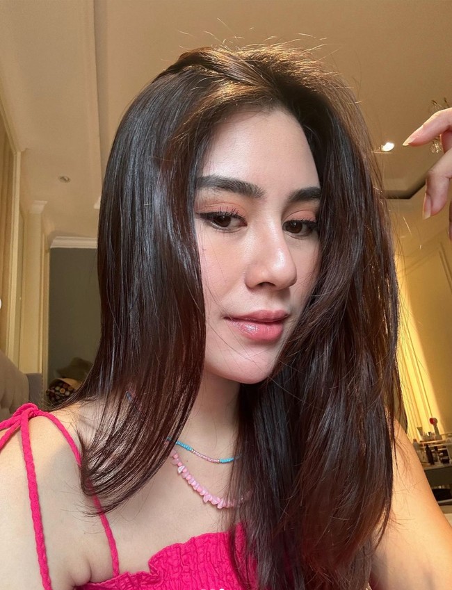 Beberapa menduga Syahnaz telah melakukan operasi plastik pada bagian hidungnya. Pasalnya hidungnya kini dinilai jadi semakin mancung. Bagaimana menurutmu? Foto: Instagram/@syahnazs