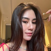 Beberapa menduga Syahnaz telah melakukan operasi plastik pada bagian hidungnya. Pasalnya hidungnya kini dinilai jadi semakin mancung. Bagaimana menurutmu? Foto: Instagram/@syahnazs