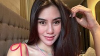Komentar di akun Instagramnya beragam. Ada yang memuji Syahnaz masih seperti perempuan single padahal sudah beranak dua. Ada juga yang menuding Syahnaz operasi plastik sampai menggunakan filter karena wajahnya dinilai terlihat berubah. Foto: Instagram @jsyahnazs