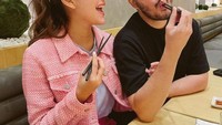 Salah satunya momen ketika mereka mengunjungi restoran Jepang. Keduanya memesan sushi dan beginilah pose mereka sambil memegang sumpit.  Foto: Instagram @syahnaz