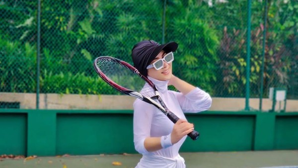 9 Gaya Hijab Syahrini Saat Main Tenis, Pakai Raket 134 Juta