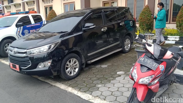 Mobil pelat merah dan motor yang terlibat kecelakaan.