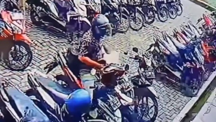 Tangkapan layar terduga pelaku pencurian helm di parkiran Universitas Tidar (Untidar) Magelang. Foto diunggah Rabu (1/3/2023).