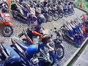 Terekam CCTV! Maling Helm di Parkiran Untidar Magelang