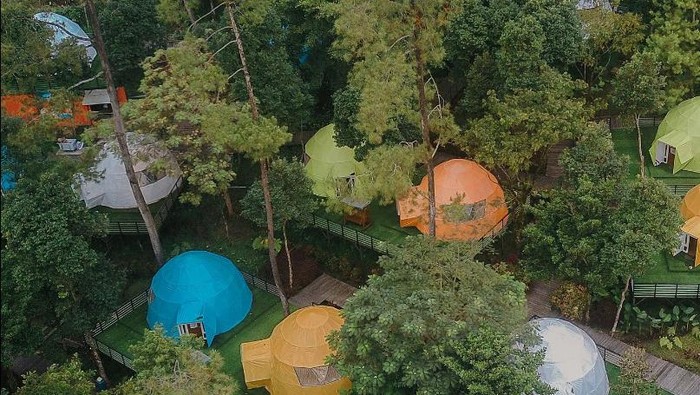 Surabaya merupakan kota metropolitan. Maka tak heran jika banyak warganya yang doyan berwisata alam saat liburan.