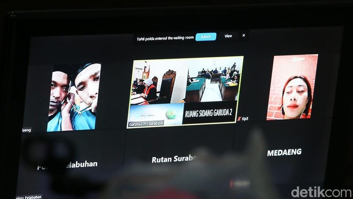 Terdakwa saat mengikuti sidang tuntuta secara daring