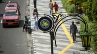 Saat ini lampu-lampu yang dibeli sudah terpasang rapi di atas trotoar Margonda.