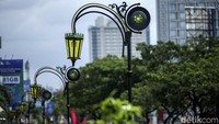 Dalam perencanaan sebelumnya, lampu-lampu itu bakal terpasang di sepanjang trotoar segmen III.