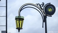 Rencananya lampu-lampu itu akan dipasang dengan jarak masing-masing 20 meter.