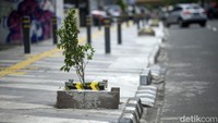 Saat ini lampu-lampu tersebut belum juga rampung terpasang.