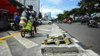 Tampak sejumlah pondasi belum terpasang oleh lampu penerangan jalan umum.