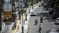 Saat ini belum semua trotoar Margonda terpasangi lampu penerangan jalan umum (PJU) etnik, Rabu (1/3/2023).