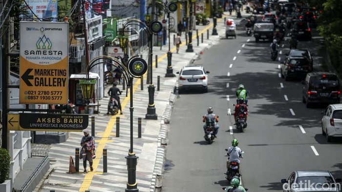 Pengadaan lampu penerangan jalan umum (PJU) etnik di trotoar Margonda, Depok, terkendala anggaran. Dari target pengadaan, Pemkot Depok baru dapat membeli 25 lampu.