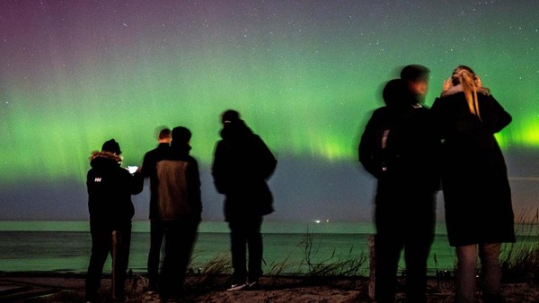 Aurora borealis merupakan fenomena munculnya cahaya warna-warni di langit pada bumi bagian utara.  