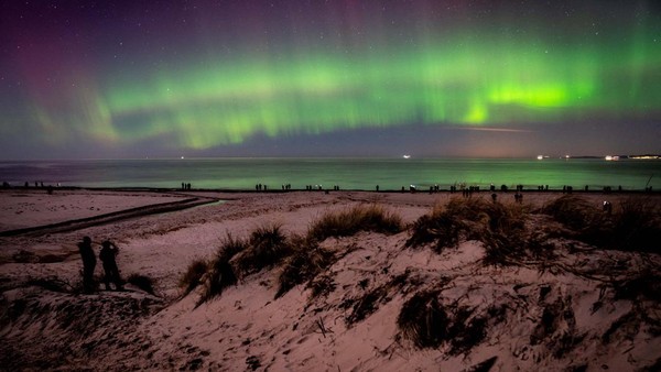 Saat aurora borealis muncul, akan ada cahaya biru, merah, kuning, hijau hingga oranye berubah-ubah di langit.  