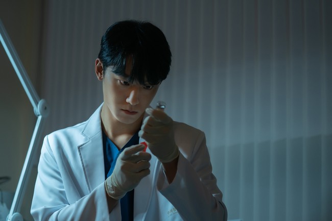 Pria kelahiran Goyang tersebut bertekad untuk bekerja keras agar keluarganya bisa istirahat ketika dia wamil. Ia juga ingin membayar hutang keluarga. Aku tidak tahu apa itu mungkin, tapi itu adalah cita-citaku. Aku harap di 2020, ibu, ayah, dan Donghyuck bisa istirahat di rumah dan kita semua bisa hidup dengan penghasilanku. Aku pikir itu akan memberikanku ketenangan ketika wamil juga, ungkapnya kepada Esquire Korea di 2019. Foto: (dok. Graphyoda/Netflix/MH)