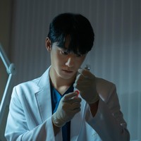 Pria kelahiran Goyang tersebut bertekad untuk bekerja keras agar keluarganya bisa istirahat ketika dia wamil. Ia juga ingin membayar hutang keluarga. Aku tidak tahu apa itu mungkin, tapi itu adalah cita-citaku. Aku harap di 2020, ibu, ayah, dan Donghyuck bisa istirahat di rumah dan kita semua bisa hidup dengan penghasilanku. Aku pikir itu akan memberikanku ketenangan ketika wamil juga, ungkapnya kepada Esquire Korea di 2019. Foto: (dok. Graphyoda/Netflix/MH)