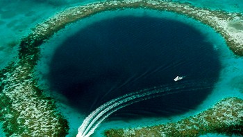 Great Blue Hole of Belize adalah salah satu keajaiban alam yang terletak di lepas pantai Belize di pantai timur Amerika Tengah, tak jauh dari Center of Lighthouse Reef, sebuah atol sekitar 100 kilometer dari Belize City di daratan. Great Blue Hole memiliki kedalaman 125 meter dan lebar lebih dari 300 meter. Area ini merupakan bagian dari Belize Barrier Reef Reserve System yang merupakan Situs Warisan Dunia UNESCO. Bentuknya seperti lingkaran sempurna di tengah terumbu karang yang dikenal sebagai Lighthouse Reef. Foto: Wikipedia  