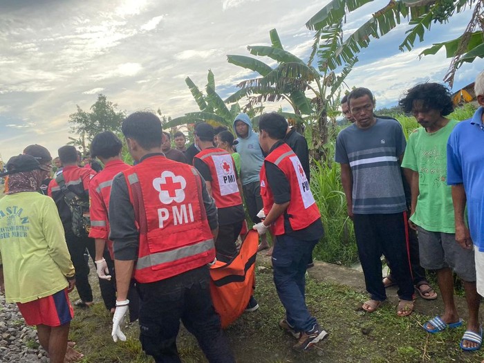 Tim PMI Sragen mengevakuasi korban tertabrak kereta api di Sragen, Rabu (1/3/2023) pagi.