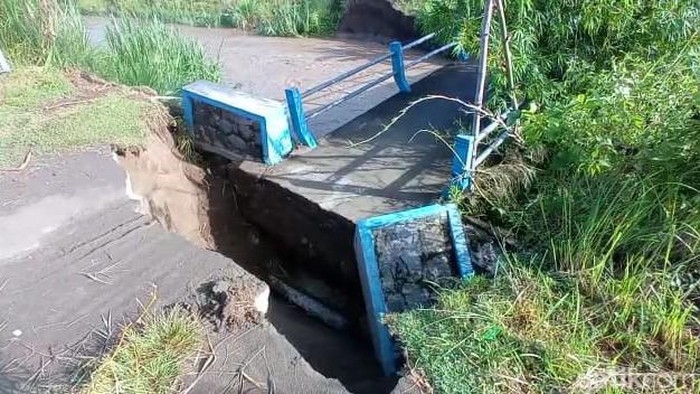 Tingginya Debit Sungai Konto Putus 1 Jembatan dan Sebabkan Tanggul Kritis Hingga 600 Meter