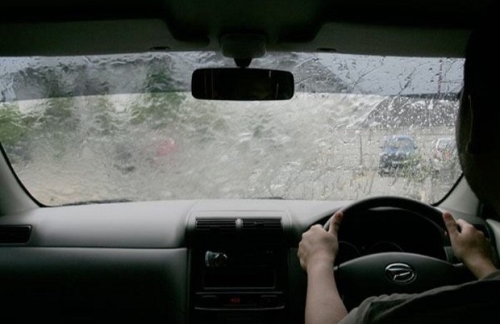 Tips berkendara mobil secara aman di musim hujan