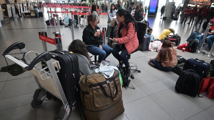 Viva Air Tangguhkan Penerbangan, Ribuan Penumpang Terlantar di Kolombia People lie on the floor after their flights were cancelled at the El Dorado international airport in Bogota on February 28, 2023. - The Colombian low-cost airline Viva Air suspended its operations last Monday due to financial problems, according to a company statement. (Photo by Juan Barreto / AFP) (Photo by JUAN BARRETO/AFP via Getty Images)