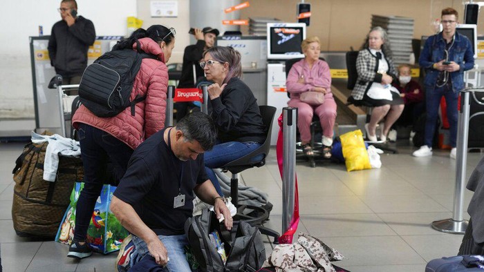 Viva Air Tangguhkan Penerbangan, Ribuan Penumpang Terlantar di Kolombia A Viva Air passenger sleeps at the airport after the low-cost airline suspended its operations at the El Dorado International Airport in Bogota, Colombia, Tuesday, Feb. 28, 2023. The airline is awaiting the completion of an integration process with a group of airlines that must be approved by the Colombian authorities. (AP Photo/Fernando Vergara)